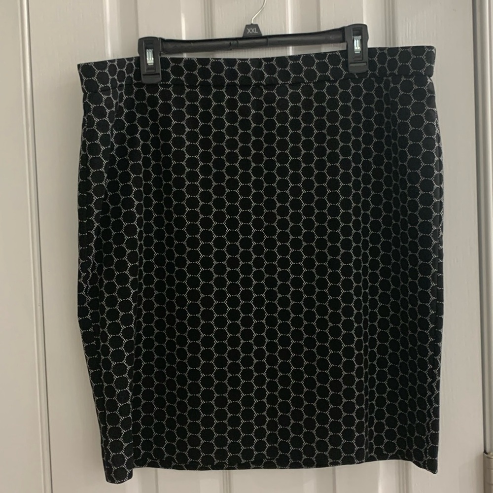 Elle XXL stretch skirt, fully lined. Black/white
